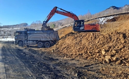 В Солонешенском районе Алтайского края продолжаются работы по строительству дороги с мостом