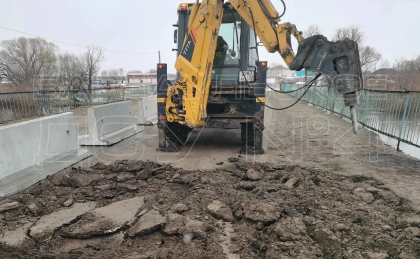 На подъезде к с.Утянка продолжаются работы по ремонту моста