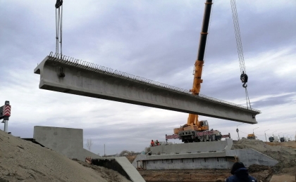 Дорожники Барнаульского ДСУ №4 монтируют балки на мосту через р.Паньшиха в Панкрушихинском районе Алтайского края